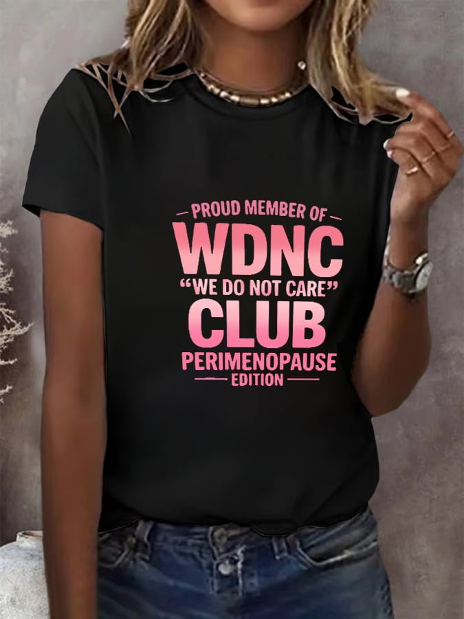 T-Shirt Stampa Retro Donna "Proud Member Of WDNC Club Est. 2025 We Do Not Care"