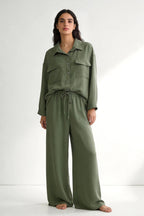 Completo due pezzi: maglia ampia a camicia, pantaloni ampi con elastico in vita.