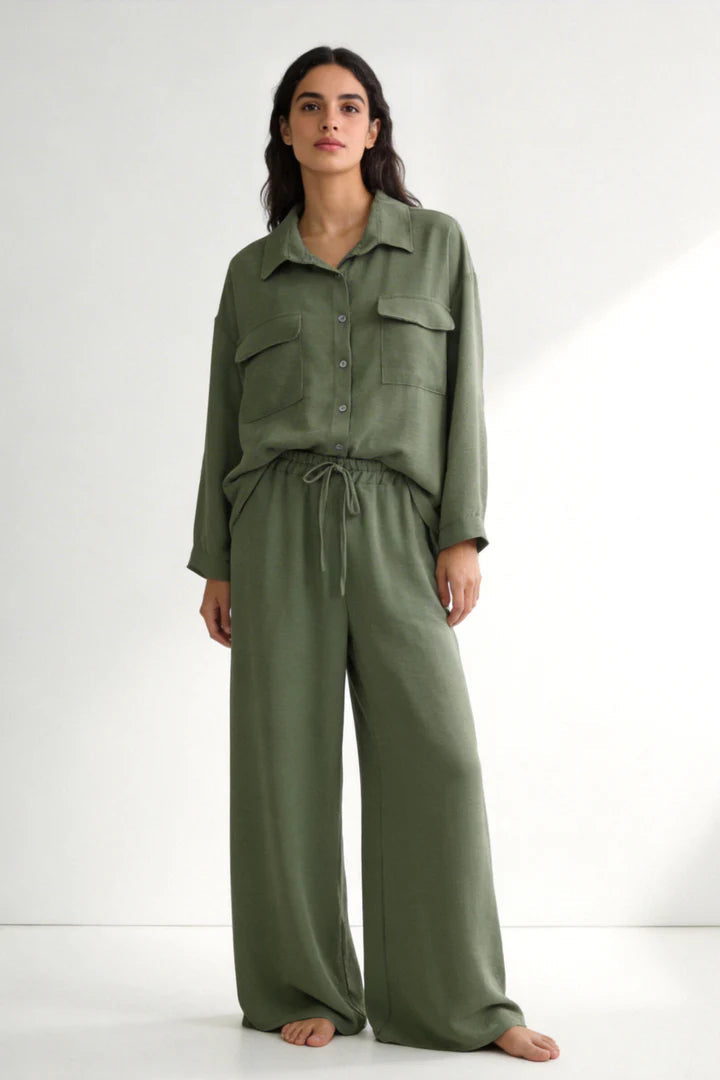 Completo due pezzi: maglia ampia a camicia, pantaloni ampi con elastico in vita.