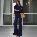 Completo da donna con top asimmetrico a tinta unita e pantaloni a zampa, top casual a maniche lunghe con spalle scese e pantaloni, abbigliamento da donna autunno e inverno per l'uso quotidiano