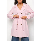 Trench-coat, doublé, à revers, croisé, avec ceinture, poches avant, vêtement féminin confortable, élégant et polyvalent, adapté à toutes les occasions, formelles ou décontractées, particulièrement adapté pour l'automne, l'hiver et le printemps.