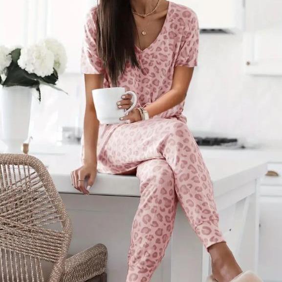 Ensemble de loungewear léopard à col en V pour femme. Cet ensemble deux pièces à la coupe décontractée comprend un haut à manches courtes et un pantalon pour un confort chic et décontracté sans effort.