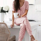 Ensemble de loungewear léopard à col en V pour femme. Cet ensemble deux pièces à la coupe décontractée comprend un haut à manches courtes et un pantalon pour un confort chic et décontracté sans effort.