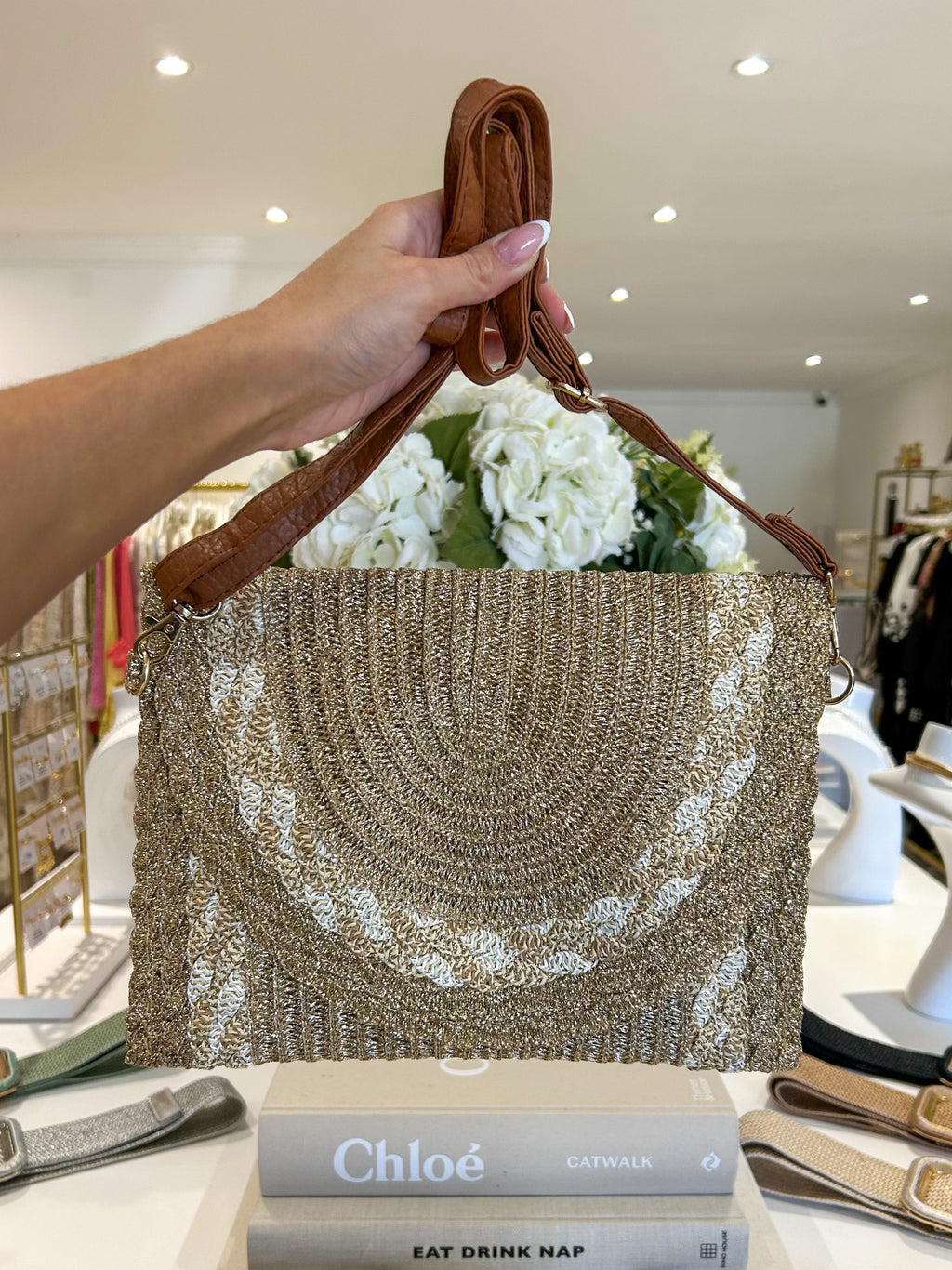 Pochette tressée à paillettes dorées (3 coloris)