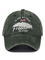Berretto da baseball stampato "In God We Trust In Freedom We Stand" dal taglio rilassato