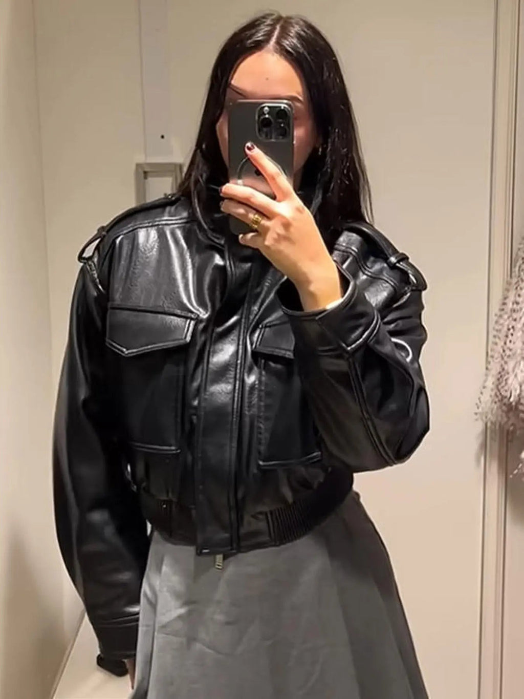 Giacca bomber da moto in ecopelle verde oliva da donna con colletto alla coreana e tasche con patta, capospalla corto a strati casual streetwear