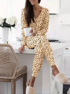 Ensemble de loungewear léopard à col en V pour femme. Cet ensemble deux pièces à la coupe décontractée comprend un haut à manches courtes et un pantalon pour un confort chic et décontracté sans effort.