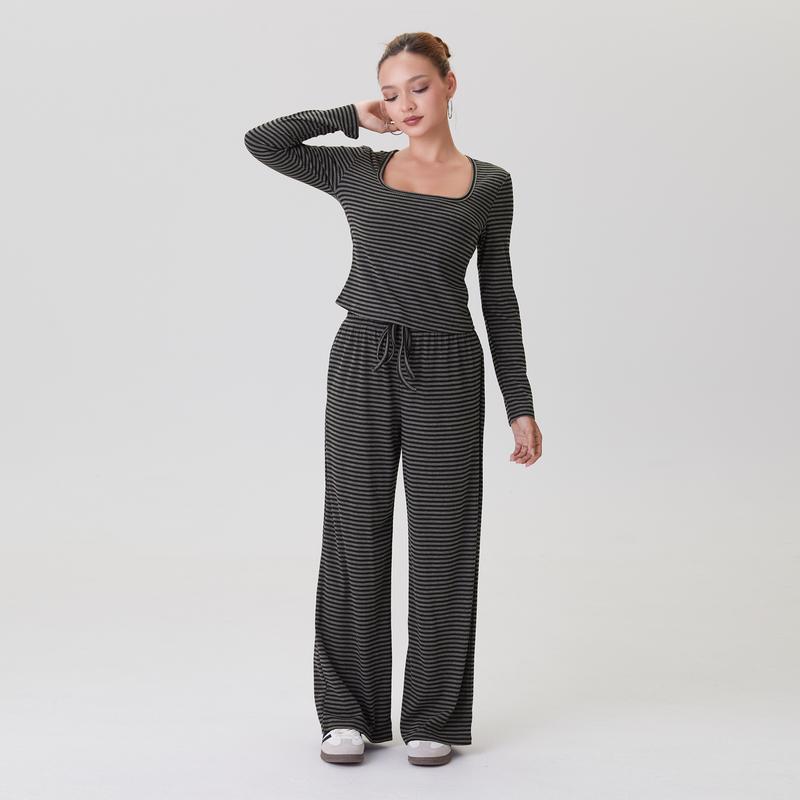 Co-ord da donna con crop top a maniche lunghe a righe con scollo quadrato morbido e pantaloni a vita bassa a gamba larga, outfit due pezzi minimalista, abbigliamento comodo da donna