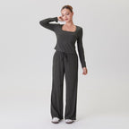 Co-ord da donna con crop top a maniche lunghe a righe con scollo quadrato morbido e pantaloni a vita bassa a gamba larga, outfit due pezzi minimalista, abbigliamento comodo da donna