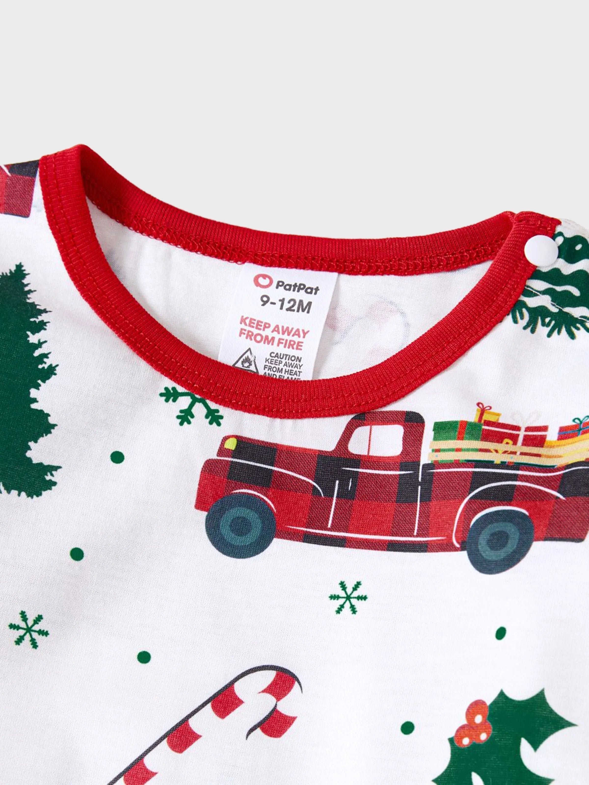 Pyjamas à manches longues assortis pour toute la famille avec imprimé sapins et voitures de Noël, et chaussettes de Noël multicolores
