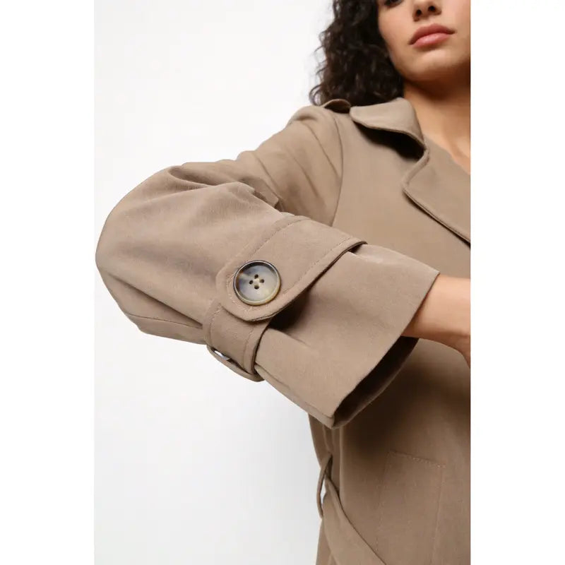 Trench-coat, doublé, à revers, croisé, avec ceinture, poches avant, vêtement féminin confortable, élégant et polyvalent, adapté à toutes les occasions, formelles ou décontractées, particulièrement adapté pour l'automne, l'hiver et le printemps.
