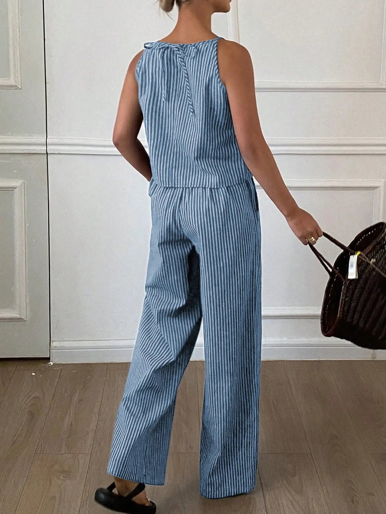 Ensemble décontracté deux pièces d'été pour femme, composé d'un débardeur léger à rayures fines et d'un pantalon long ample, ensemble confortable et élégant.