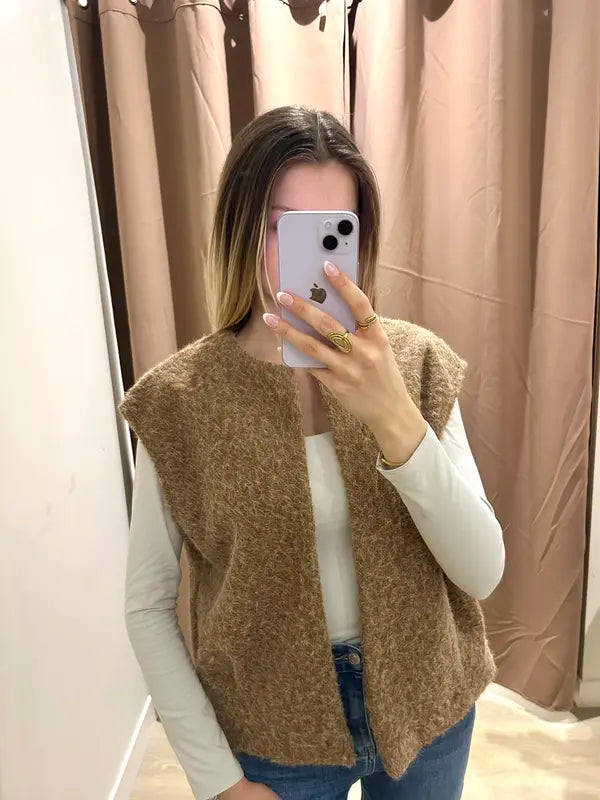 Gilet doux et sans manches pour un look chic et confortable.