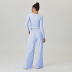 Co-ord da donna con crop top a maniche lunghe a righe con scollo quadrato morbido e pantaloni a vita bassa a gamba larga, outfit due pezzi minimalista, abbigliamento comodo da donna