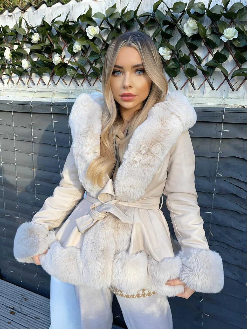 Manteau à capuche en fourrure ceinturé