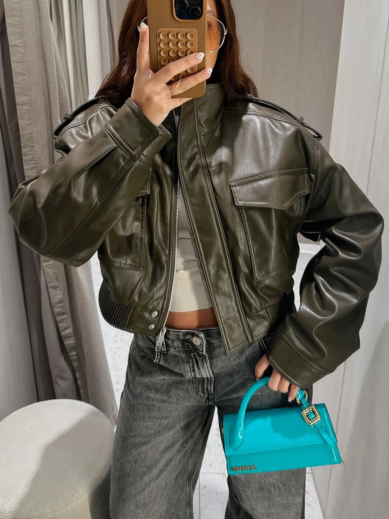 Giacca bomber da moto in ecopelle verde oliva da donna con colletto alla coreana e tasche con patta, capospalla corto a strati casual streetwear