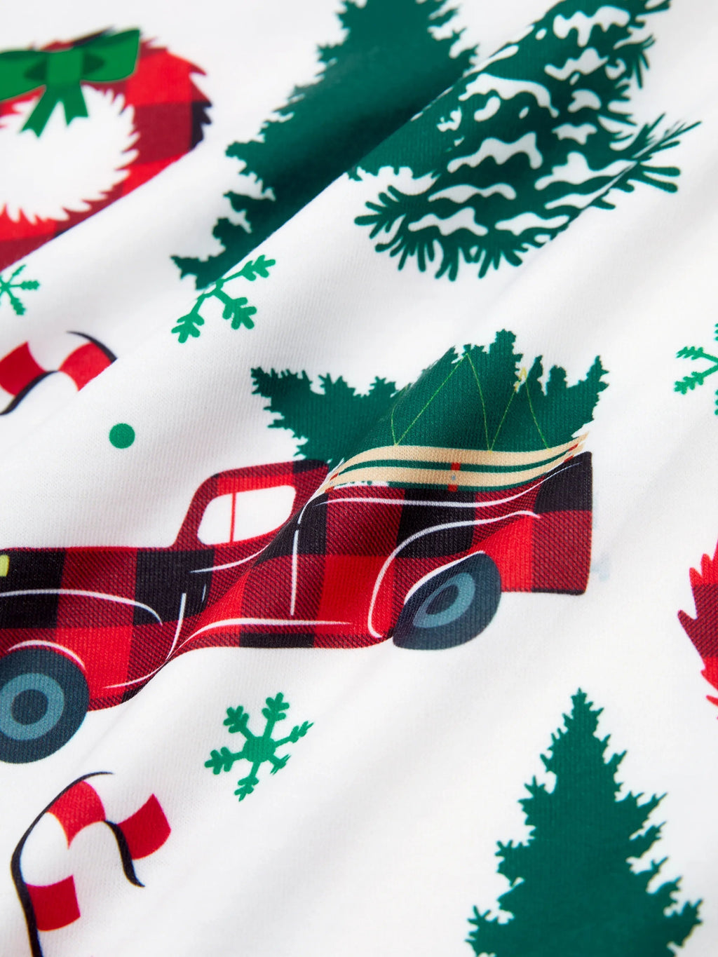 Pyjamas à manches longues assortis pour toute la famille avec imprimé sapins et voitures de Noël, et chaussettes de Noël multicolores