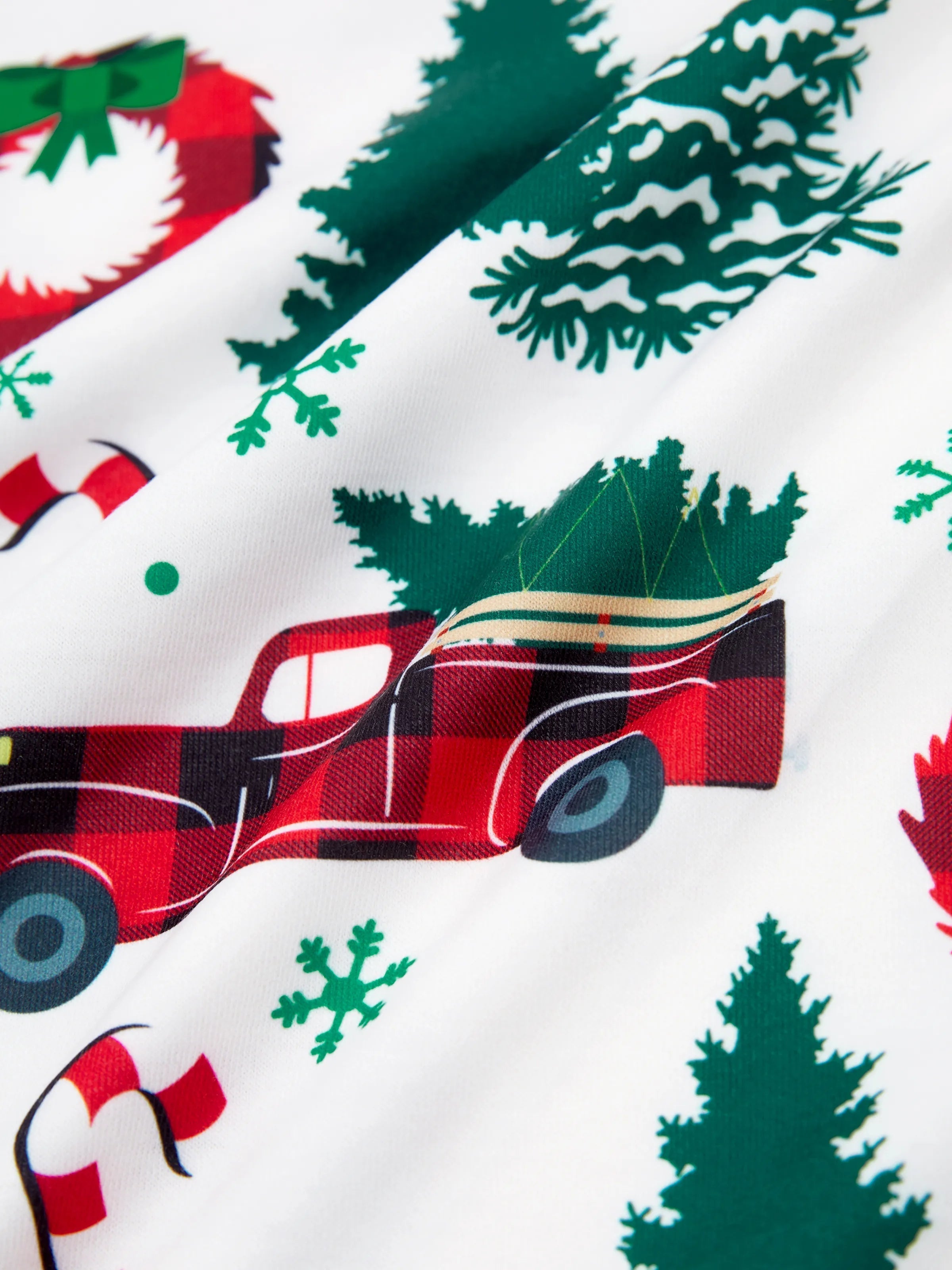 Pyjamas à manches longues assortis pour toute la famille avec imprimé sapins et voitures de Noël, et chaussettes de Noël multicolores