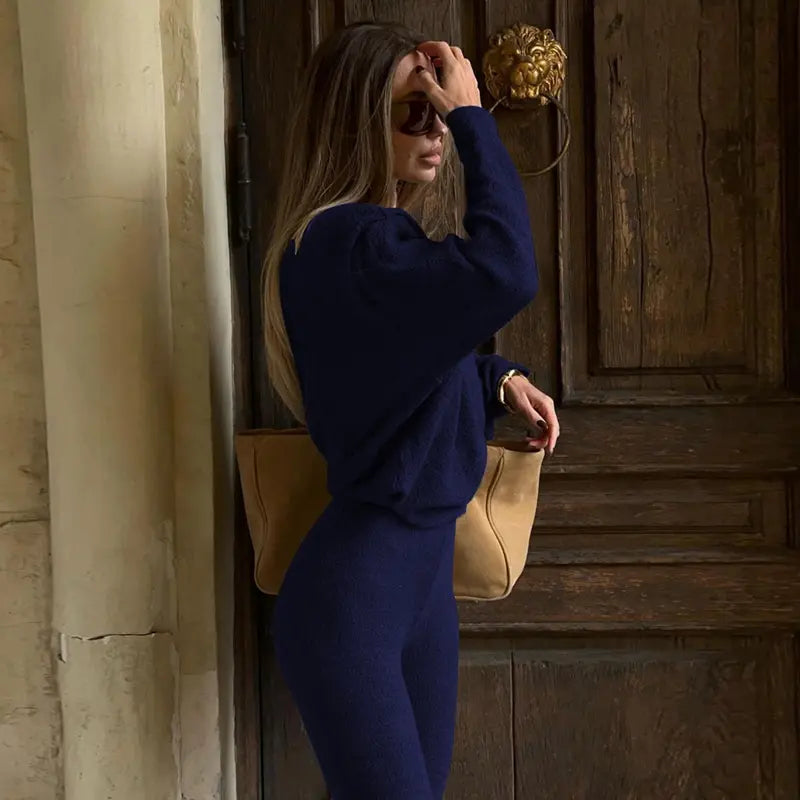 Completo da donna con top asimmetrico a tinta unita e pantaloni a zampa, top casual a maniche lunghe con spalle scese e pantaloni, abbigliamento da donna autunno e inverno per l'uso quotidiano
