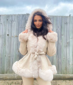 Manteau à capuche en fourrure ceinturé