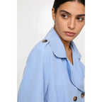 Trench-coat, doublé, à revers, croisé, avec ceinture, poches avant, vêtement féminin confortable, élégant et polyvalent, adapté à toutes les occasions, formelles ou décontractées, particulièrement adapté pour l'automne, l'hiver et le printemps.