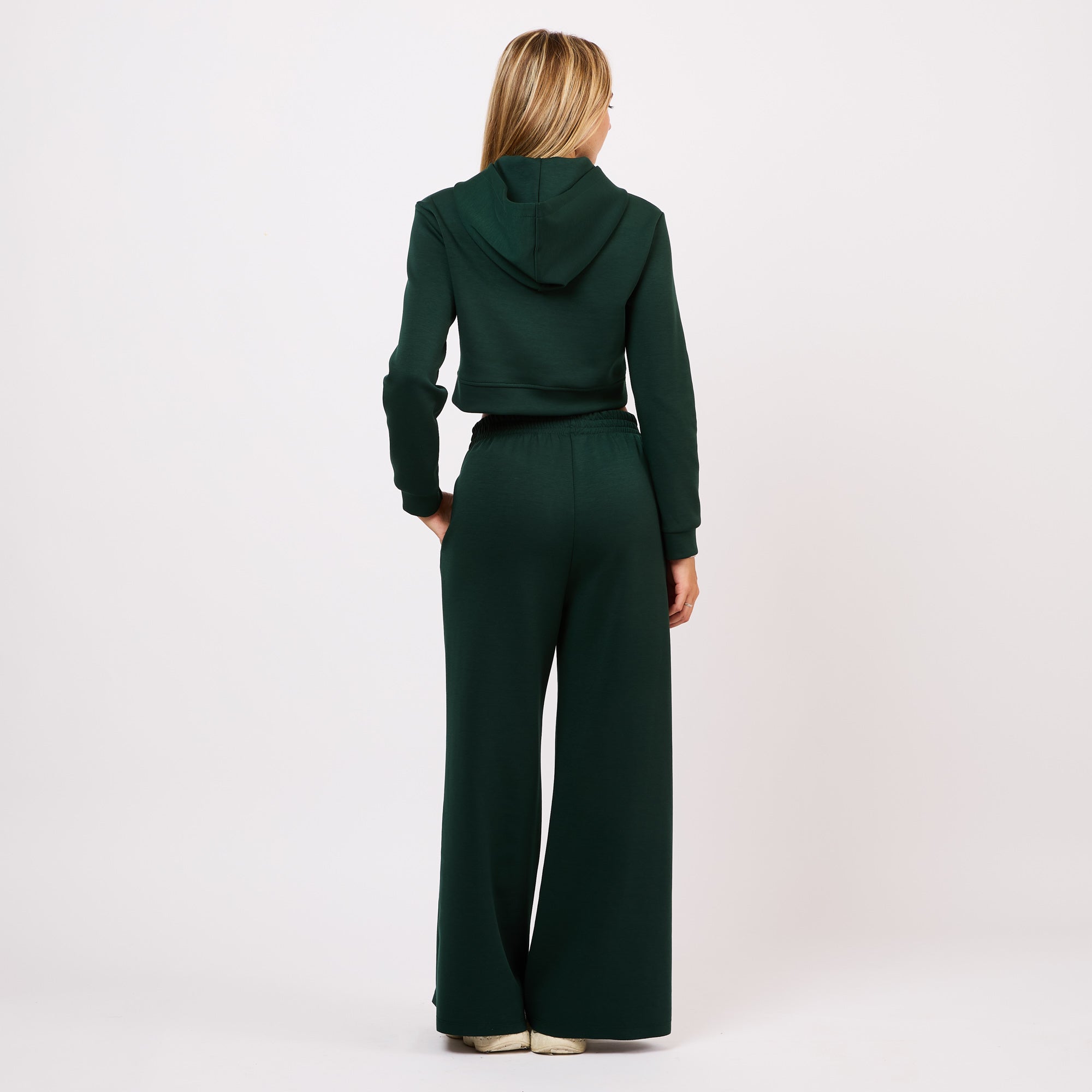 [2026.NOHO] Completo con Felpa Cropped e Pantaloni Ampi