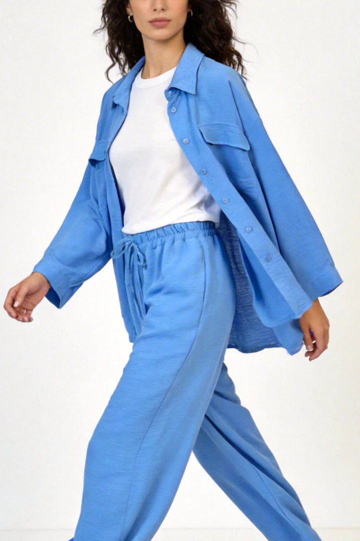 Completo due pezzi: maglia ampia a camicia, pantaloni ampi con elastico in vita.