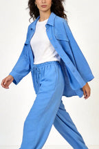 Completo due pezzi: maglia ampia a camicia, pantaloni ampi con elastico in vita.