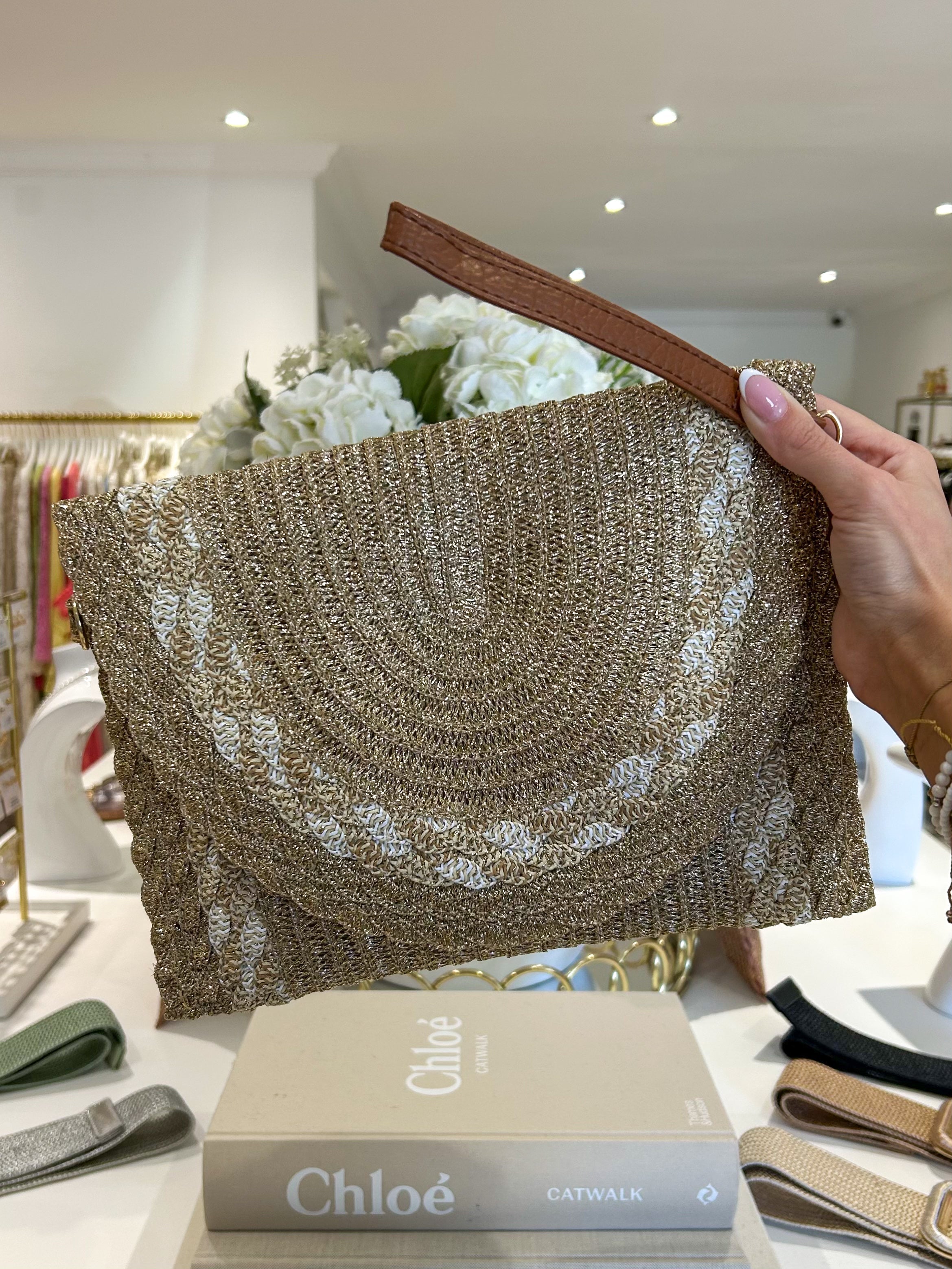 Pochette tressée à paillettes dorées (3 coloris)