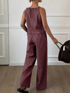 Ensemble décontracté deux pièces d'été pour femme, composé d'un débardeur léger à rayures fines et d'un pantalon long ample, ensemble confortable et élégant.
