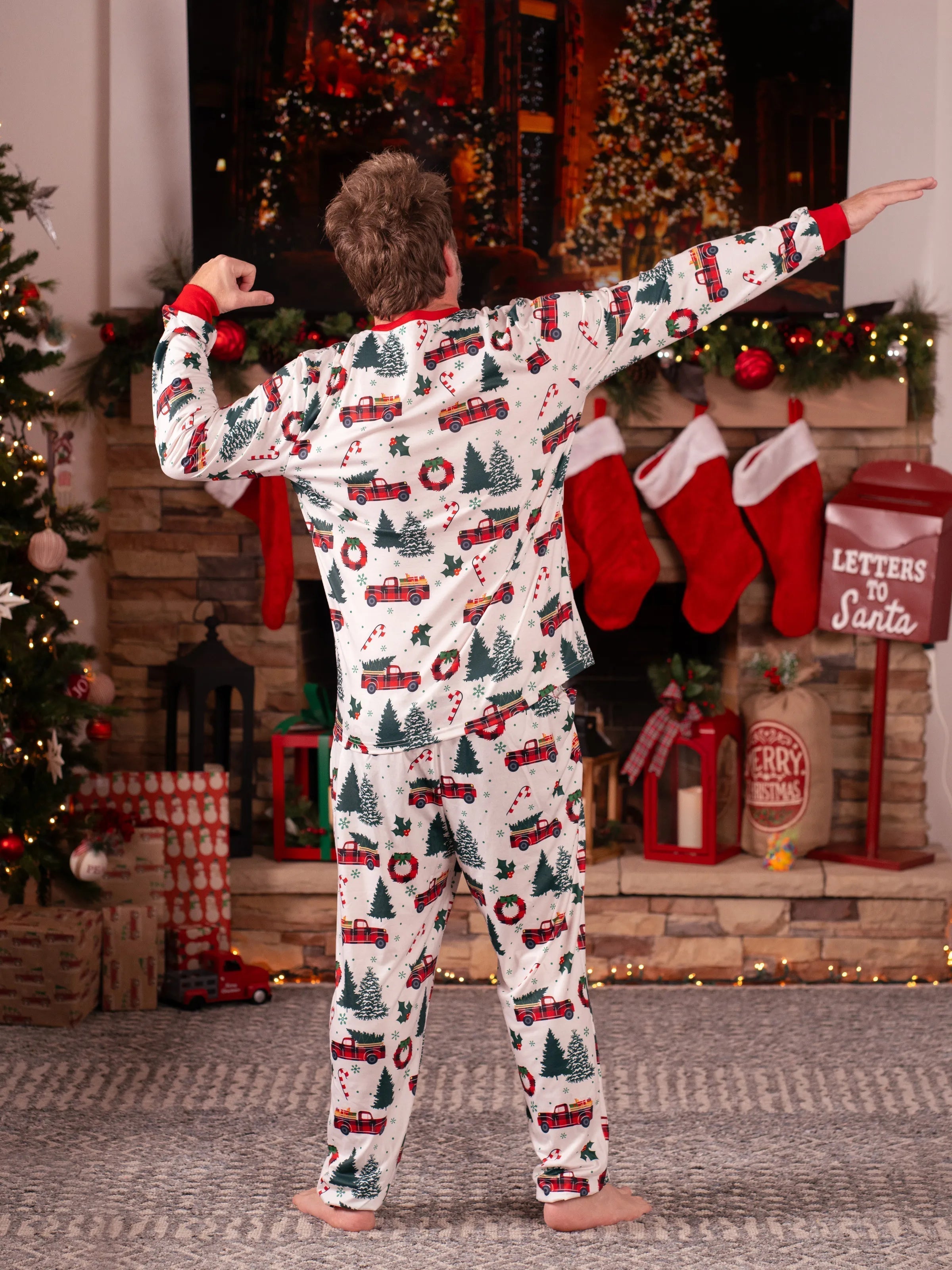 Pyjamas à manches longues assortis pour toute la famille avec imprimé sapins et voitures de Noël, et chaussettes de Noël multicolores