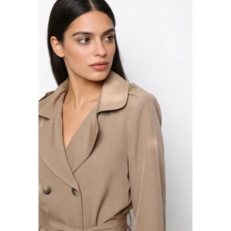 Trench-coat, doublé, à revers, croisé, avec ceinture, poches avant, vêtement féminin confortable, élégant et polyvalent, adapté à toutes les occasions, formelles ou décontractées, particulièrement adapté pour l'automne, l'hiver et le printemps.
