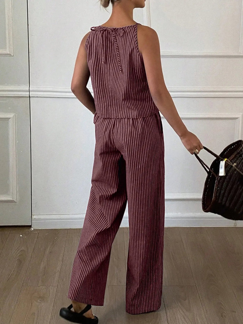 Ensemble décontracté deux pièces d'été pour femme, composé d'un débardeur léger à rayures fines et d'un pantalon long ample, ensemble confortable et élégant.