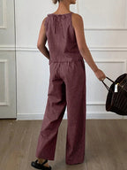 Ensemble décontracté deux pièces d'été pour femme, composé d'un débardeur léger à rayures fines et d'un pantalon long ample, ensemble confortable et élégant.