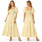 Longue robe smockée pour femme, manches bouffantes, coupe fluide à volants, style élégant pour l'été.