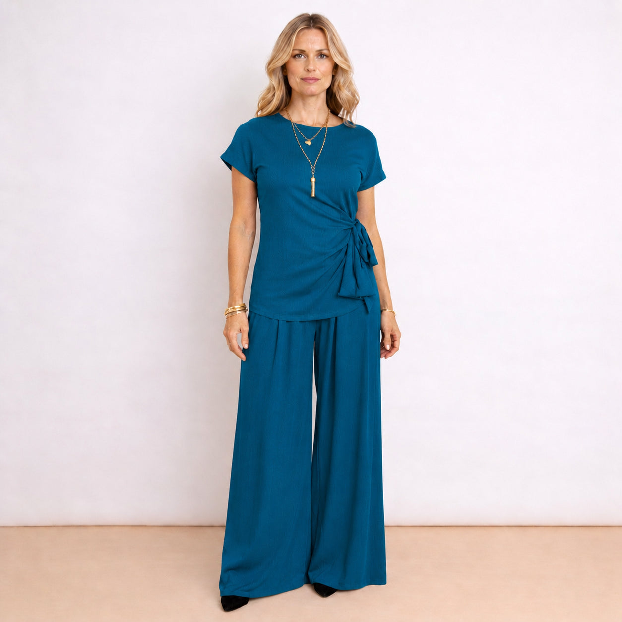 [2026.NOHO] Lea, Completo Con Pantalone Fluido E Maglia Con Fiocco