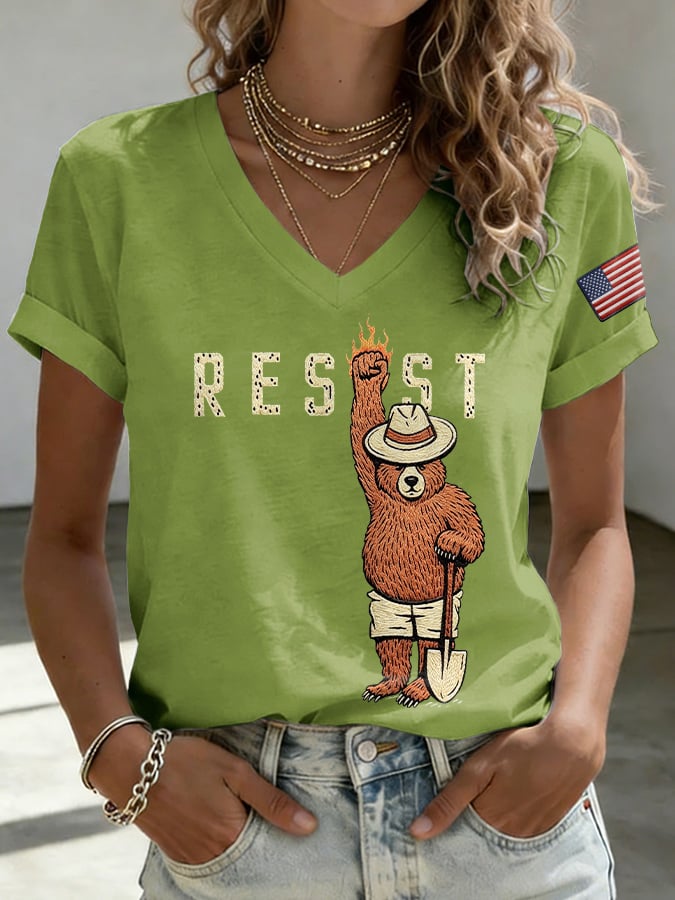T-shirt con stampa scollo a V vintage "Resist Save The Forest Service"