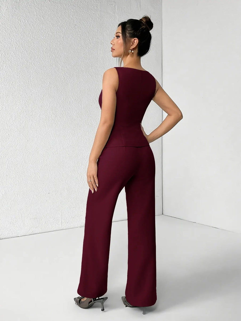 Ensemble deux pièces minimaliste et chic pour femme, composé d'un débardeur sans manches uni boutonné et d'un pantalon large, idéal pour l'été, le quotidien, le bureau, les tenues d'entreprise et les ensembles décontractés assortis.