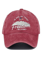 Berretto da baseball stampato "In God We Trust In Freedom We Stand" dal taglio rilassato