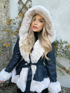 Manteau à capuche en fourrure ceinturé