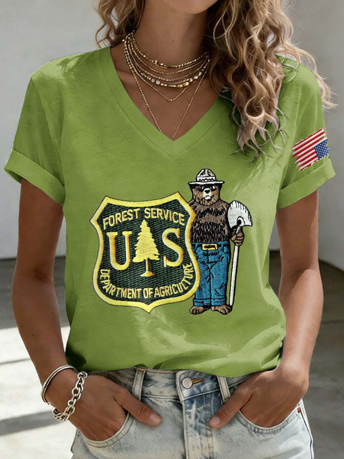 T-shirt stampata a V stile retrò con scritta "Save The Forest Service"