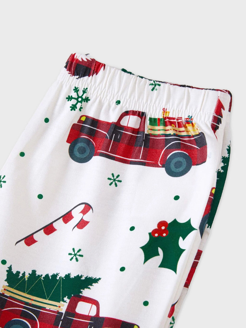 Pyjamas à manches longues assortis pour toute la famille avec imprimé sapins et voitures de Noël, et chaussettes de Noël multicolores