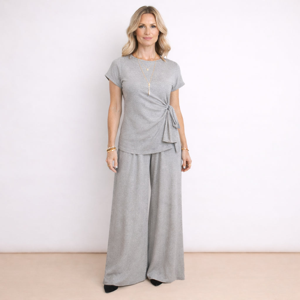 [2026.NOHO] Lea, Completo Con Pantalone Fluido E Maglia Con Fiocco