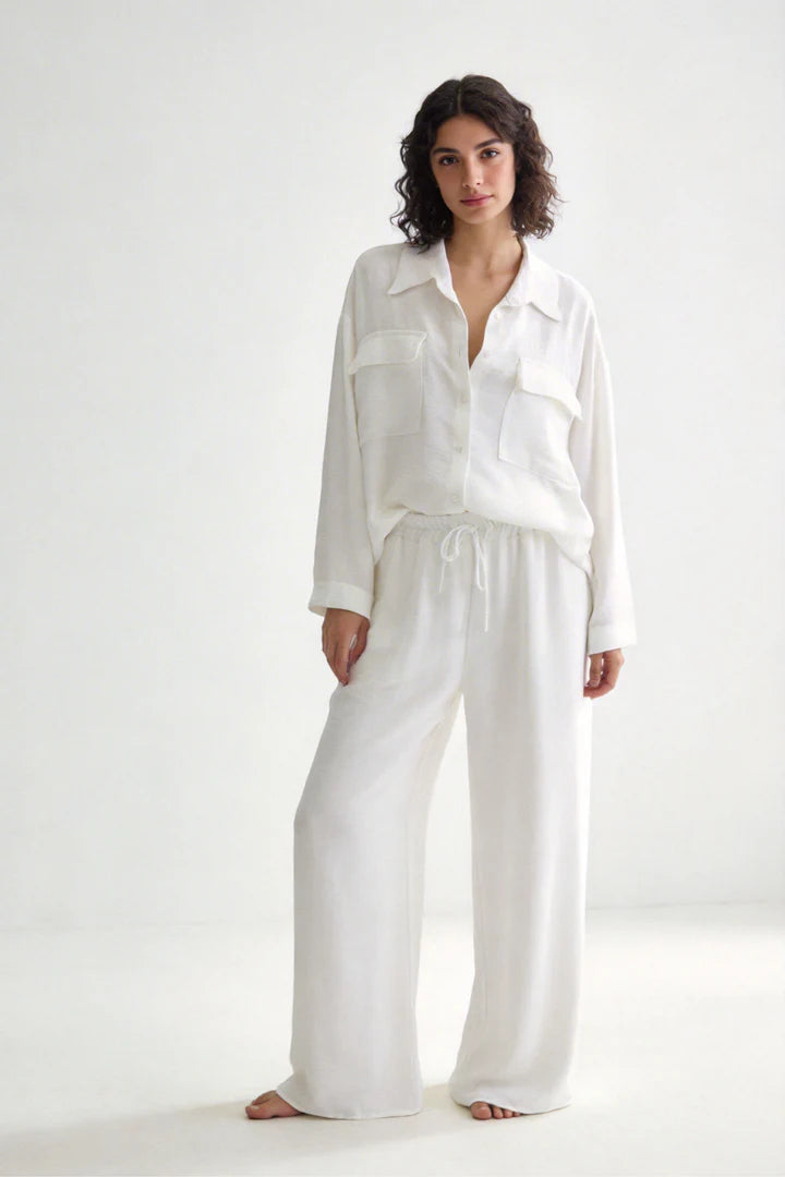 Completo due pezzi: maglia ampia a camicia, pantaloni ampi con elastico in vita.