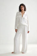 Completo due pezzi: maglia ampia a camicia, pantaloni ampi con elastico in vita.