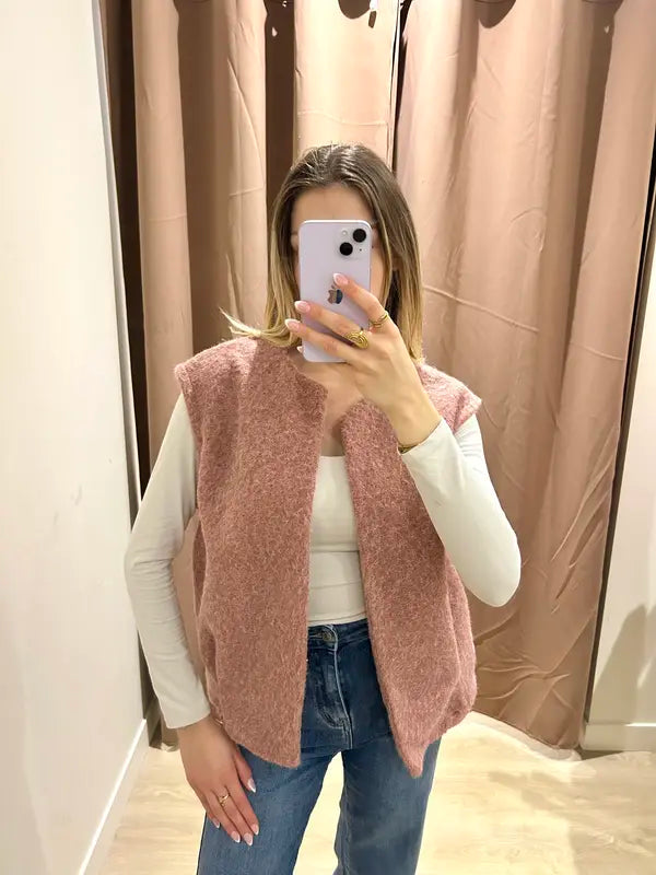 Gilet doux et sans manches pour un look chic et confortable.