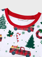 Pyjamas à manches longues assortis pour toute la famille avec imprimé sapins et voitures de Noël, et chaussettes de Noël multicolores