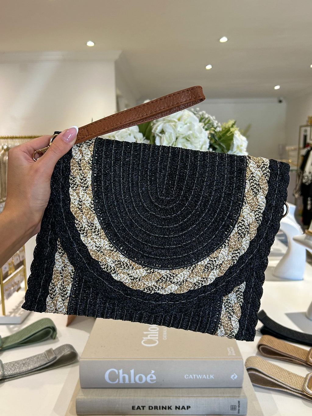 Pochette tressée à paillettes dorées (3 coloris)
