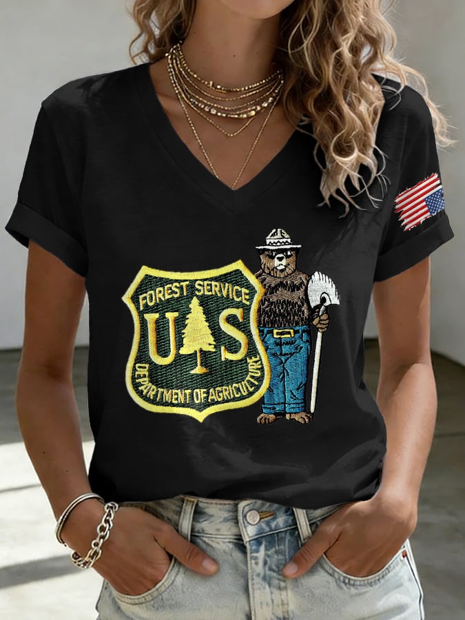 T-shirt stampata a V stile retrò con scritta "Save The Forest Service"
