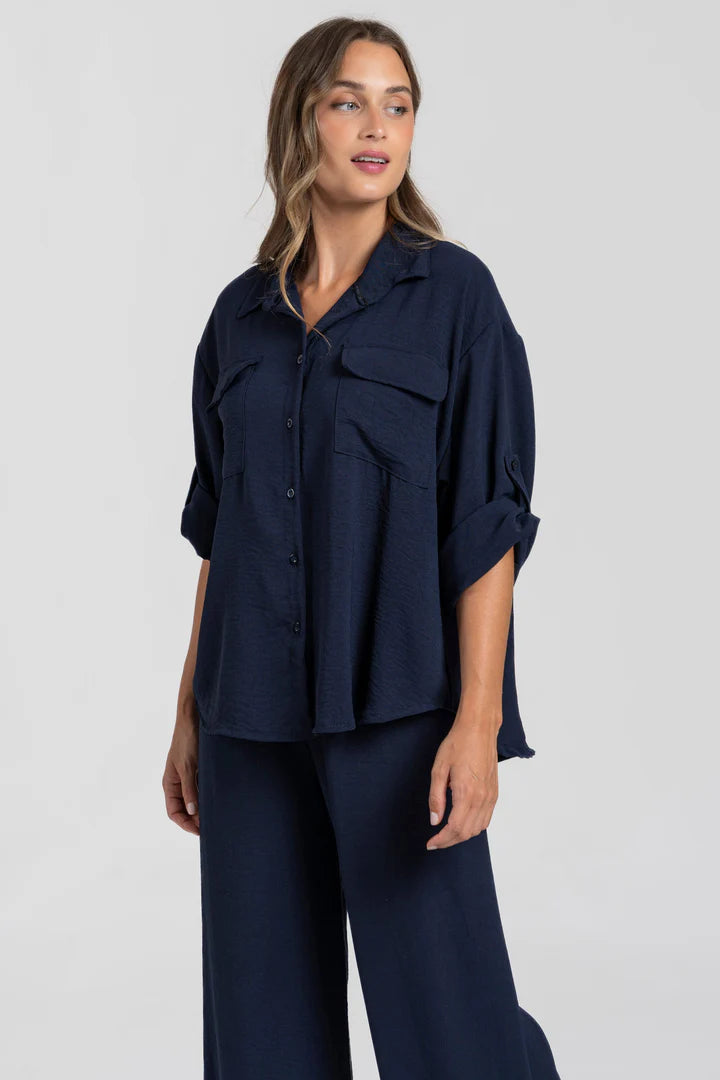 Completo due pezzi: maglia ampia a camicia, pantaloni ampi con elastico in vita.